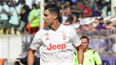 Cristiano Ronaldo z Juventusu drí balon v utkání proti Fiorentin&#283;.