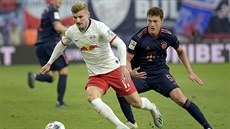 Timo Werner (vlevo) z Lipska uniká s balonem Benjaminu Pavardovi z Bayernu.