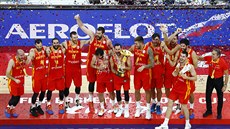Basketbalisté Španělska se radují s pohárem mistrů světa.