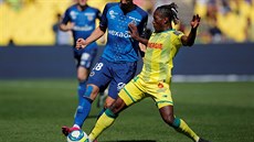 Remi Oudin ze  Stade de Reims (vlevo) a Charles Traoré bojují o balon.