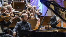 eská filharmonie a pianista Kirill Gerstein na Dvoákov Praze