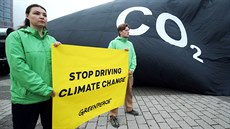 Greenpeace protestuje před branami frankfurtského výstaviště.