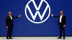 Napravo Ralf Brandstaetter, éf znaky Volkswagen a Juergen Stackmann, éf...