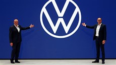 Napravo Ralf Brandstaetter, �éf zna�ky Volkswagen a Juergen Stackmann, �éf...