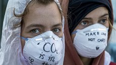 Aktivisté bojující proti zmnám klimatu pokraují v protestech proti...