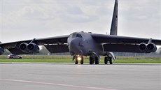 Americký bombardér B-52 na monovském letiti