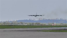 Americký bombardér B-52 na monovském letiti