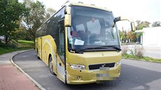 Autobus, ve kterém zkolaboval idi, stojí u benzínové pumpy v Hodkovicích na...