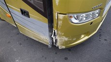 Autobus, ve kterém zkolaboval idi, stojí u benzínové pumpy v Hodkovicích na...