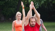 JÓGA. Jeden �as ji i u�il, pomáhala mu znalost t�la.