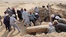 Egyptští dělníci vedení předákem, takzvaným reisem, odtahují kamenný blok...