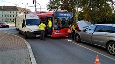 V eských Budjovic havaroval trolejbus a dv auta. Nikdo se nezranil. (19....