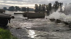 Na vodním cviiti v Litomicích enisti staví pontonový most