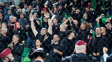 Maartí fanouci na stadionu v Budapeti pod dohledem policejních tkoodnc.