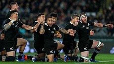 Bojový tanec haka a jeho drsn�j�í verze Kapa o pango, v podání ragbist� Nového...