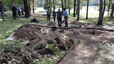 Archeologové objevili v Letech hrob vzekyn a sedm hrobových jam.