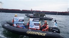 Aktivisté Greenpeace a polská pohraniní strá. (9. záí 2019)