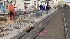 Výluku zpsobila havárie inenýrských sítí v ulici Blehradská. (12. záí 2019)