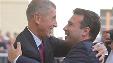 Premiér Andrej Babi se objal s pedsedou vlády Severní Makedone Zoranem Zaevem...