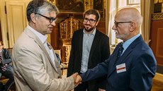 eský rusista Emil Voráek (vpravo) vítá ruského politologa Alexandera Lukina...