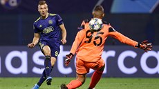 Mislav Or�i� z Dinama Záh�eb p�ekonává branká�e Atalanty Bergamo a zavr�uje...