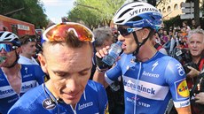 Hrdinové Quick-Stepu. Za cílem 17. etapy Philippe Gilbert (vlevo) a Zdenk...
