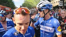 Hrdinové Quick-Stepu. Za cílem 17. etapy Philippe Gilbert (vlevo) a Zdenk...