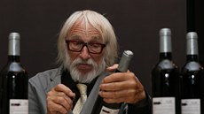 V místní cukrárn� Cukrkandl U Kamenných lázní Pierre Richard lidem podepisoval...