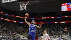 eský basketbalista Tomá Satoranský zakonuje v utkání mistrovství svta proti...