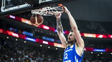 eský basketbalista Ondej Balvín smeuje v utkání mistrovství svta proti...