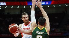 panlský basketbalista Victor Claver (vlevo) se pokouí proniknout pes...