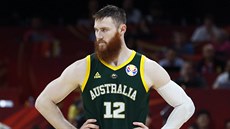 Zklamaný australský basketbalista Aron Baynes v semifinále mistrovství svta.
