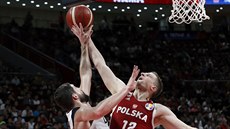 Polský basketbalista Adam Waczy�ski zakon�uje v utkání proti USA kolem Joea...