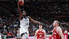 Americký basketbalista Khris Middleton zakonuje v utkání proti Polsku.