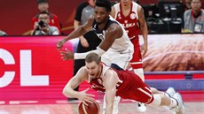 Americký basketbalista Donovan Mitchell (nahoe) a Polák Michal Sokolowski...