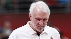 Zamylený americký trenér Gregg Popovich v utkání proti Polsku.