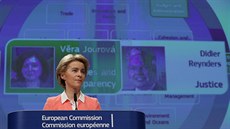 Pedsedkyn Evropské komise Ursula von der Leyenová pedstavuje podízené, mimo...