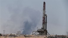 Kouř ze zasaženého ropného zařízení v saúdskoarabském Abkajku (14. září 2019)