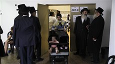 Ultraortodoxní židé u volební místnosti v Bnei Braku (17. 9. 2019)