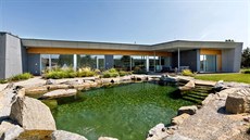 �Jezírko je krásný prvek,� vysv�tluje investor, pro� nemají na zahrad� tradi�ní...