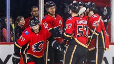 Michael Frolík (vlevo) se spoluhrái z Calgary Flames slaví gól. Dál se ale...