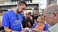 Basketbalista Tomáš Satoranský se podepisuje zájemcům o autogram na ruzyňském...