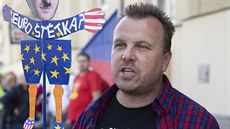 Před radnicí Prahy 6 protestoval aktivista Jan Černohorský, který jako první...