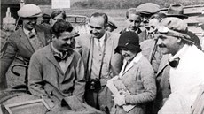 Fotografie zachycující Otokara Bittmanna (vpravo) při závodění ve vybrané...
