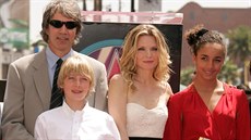 Michelle Pfeifferová s manelem Davidem E. Kelleym a dtmi (Hollywood, 6. srpna...