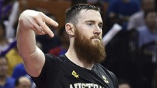 Aron Baynes z Austrálie slaví na lavice trefu svého spoluhráe.