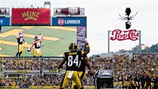 Antonio Brown oslavuje se spoluhrá�em povedenou akci Pittsburgh Steelers.