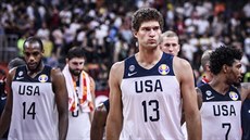 Zklamaní američtí basketbalisté po porážce s Francií. V popředí Brook Lopez.
