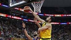 Australský pivot Andrew Bogut blokuje eské kídlo Vojtcha Hrubana.