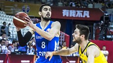 Tomá� Satoranský (vlevo) z �eského basketbalového týmu �elí Matthewu...